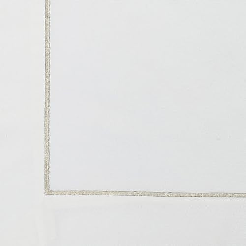 A zoomed-in shot of the silver trim along the tablecloth’s border, highlighting its subtle elegance.