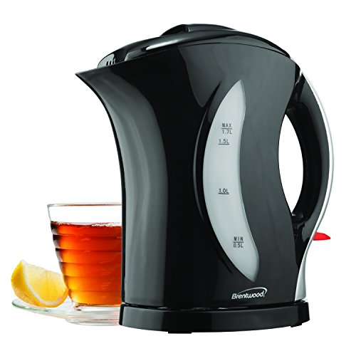Brentwood kettle in black next to glass of tea with lemon