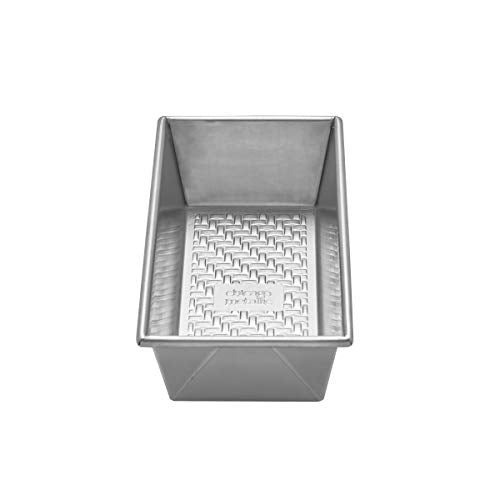 Chicago Metallic Uncoated Textured Aluminum 1-Pound Loaf Pan, 9.2" x 5.2" x 2.75" Silver